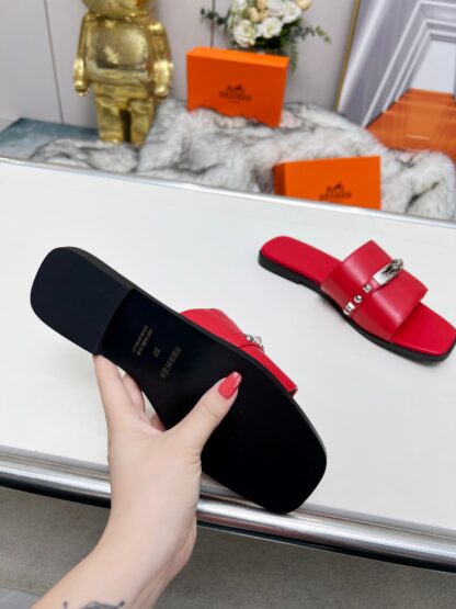 Hermès new spring and summer red flat sandals with a heel height of 1cm