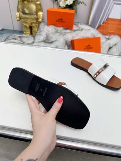 Hermès new spring and summer white and brown color matching flat sandals, heel height 1cm