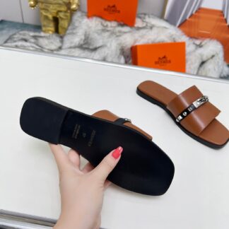 Hermès Spring/Summer new brown silver buckle flat sandals with 1cm heel height