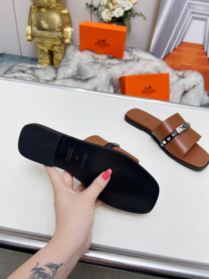 Hermès Spring/Summer new brown silver buckle flat sandals with 1cm heel height