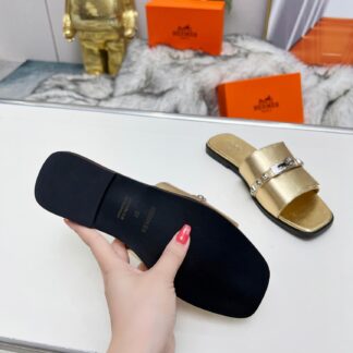 Hermès Spring and Summer new gold and silver buckle flat sandals, heel height 1cm