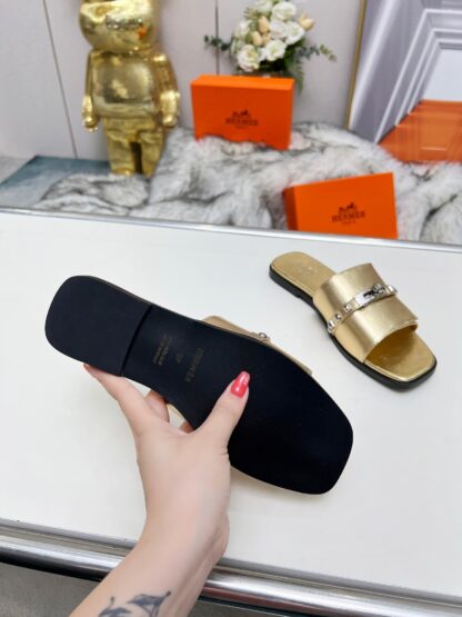 Hermès Spring and Summer new gold and silver buckle flat sandals, heel height 1cm