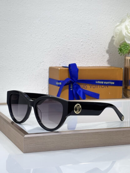 LOUIS VUITTON Fashion Sunglasses - Image 2