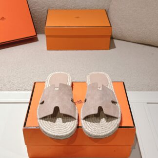 Hermès' latest light apricot-colored refreshing and comfortable straw slippers for spring and summer