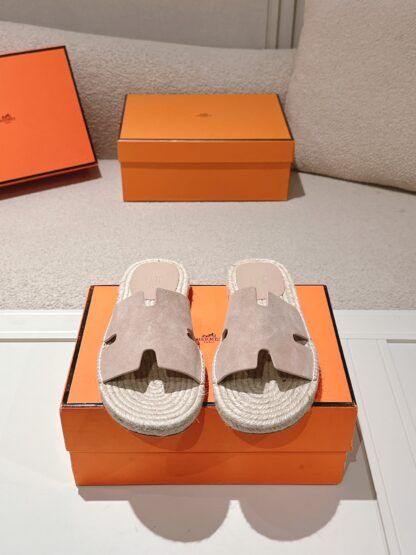 Hermès' latest light apricot-colored refreshing and comfortable straw slippers for spring and summer