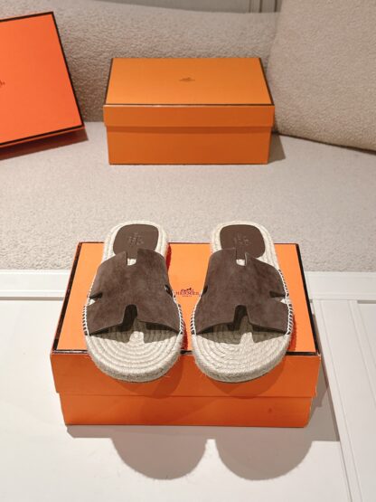 Hermès' latest spring and summer dark earth-colored refreshing and comfortable straw slippers