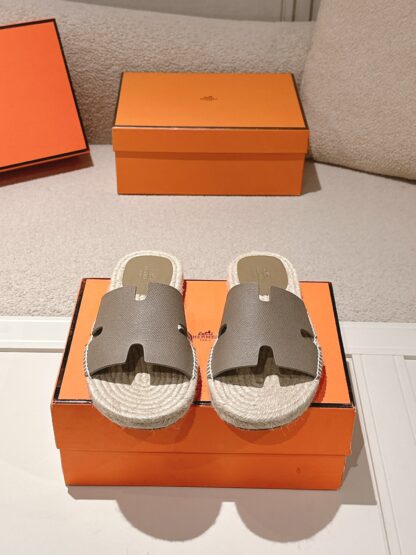 Hermès' latest spring and summer gray apricot refreshing and comfortable straw slippers