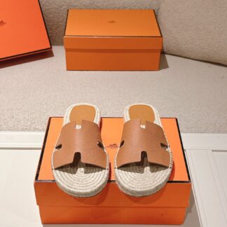 Hermès' latest orange refreshing and comfortable straw slippers for spring and summer