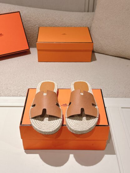 Hermès' latest orange refreshing and comfortable straw slippers for spring and summer