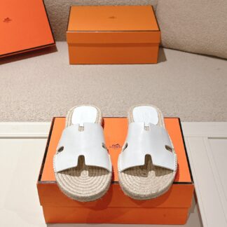 Hermès' latest white refreshing and comfortable straw slippers for spring and summer