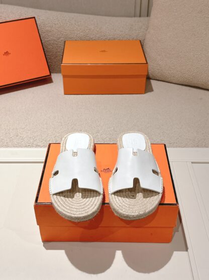 Hermès' latest white refreshing and comfortable straw slippers for spring and summer