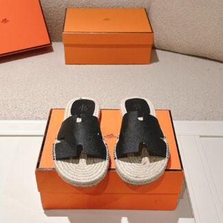 Hermès' latest black refreshing and comfortable straw slippers for spring and summer