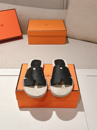 Hermès' latest black refreshing and comfortable straw slippers for spring and summer