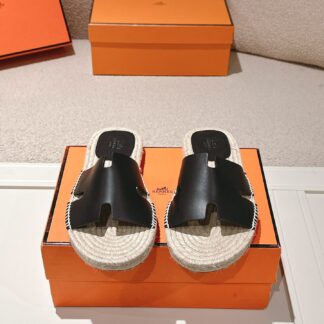 Hermès' latest pure black refreshing and comfortable straw slippers for spring and summer