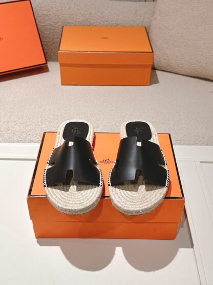 Hermès' latest pure black refreshing and comfortable straw slippers for spring and summer