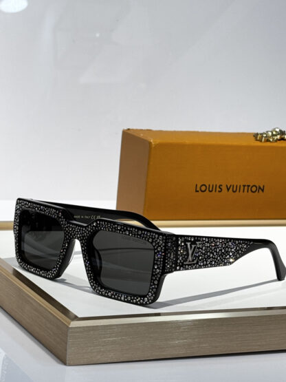 LOUIS VUITTON Fashion Sunglasses - Image 2