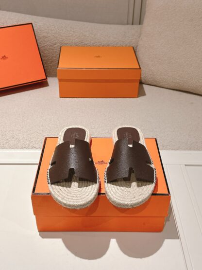 Hermès' latest pure brown refreshing and comfortable straw slippers for spring and summer