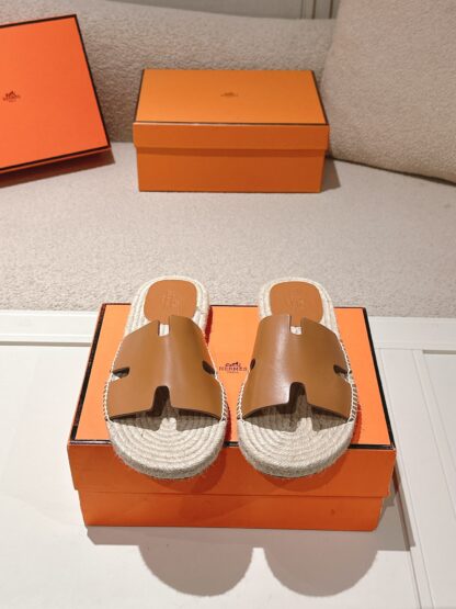 Hermès' latest light orange refreshing and comfortable straw slippers for spring and summer