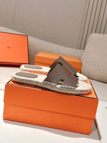 Hermes Spring and Summer Brown Fashionable and Comfortable Straw Slippers - Image 2