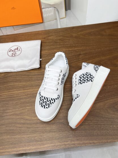 Hermes flat-soled stylish lightweight white and black sports casual shoes