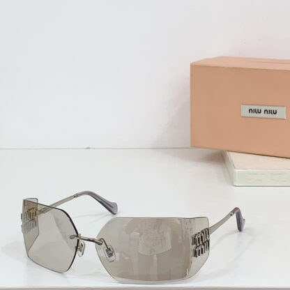 Miu Miu trendy fashion sunglasses - Image 3