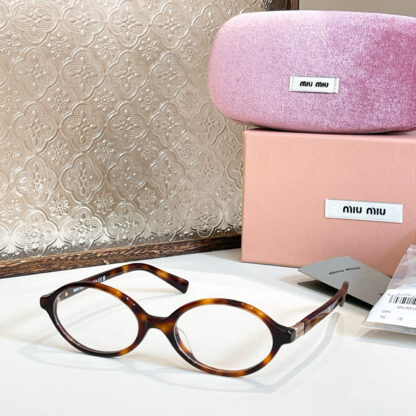 Miu Miu trendy fashion sunglasses - Image 3