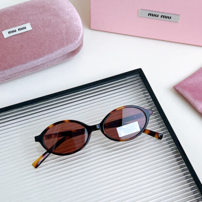Miu Miu trendy fashion sunglasses - Image 3