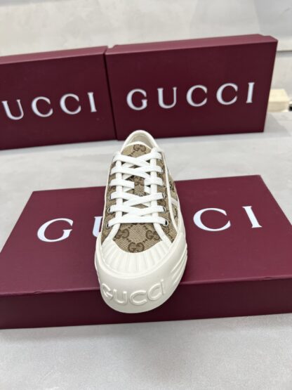 Gucci classic design German training elements catwalk model - Image 2