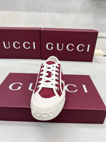 Gucci classic design German training elements catwalk model - Image 3