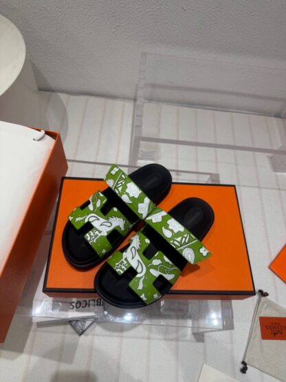 Hermès couple's green and white woven sandals - Image 2