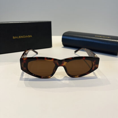 Balenciaga fashion sunglasses - Image 3