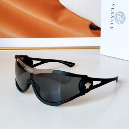 Versace fashion trend sunglasses - Image 2