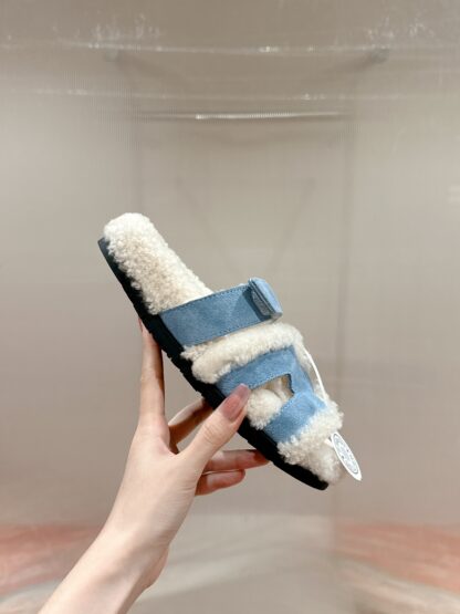 Hermès' must-have stylish and comfortable blue wool slippers for autumn and winter wear. - Image 2