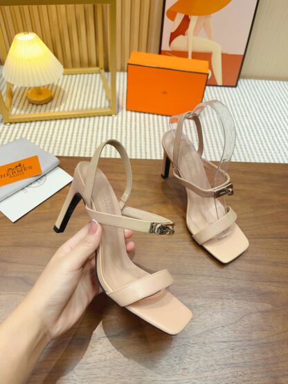 Hermès handmade stiletto sandals in light brown - Image 2