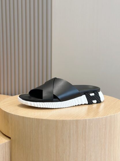 Hermès black and white men's cross ultra-light and comfortable slippers - Image 2