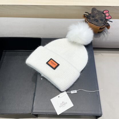New Hermès fox fur knitted beanie - Image 2