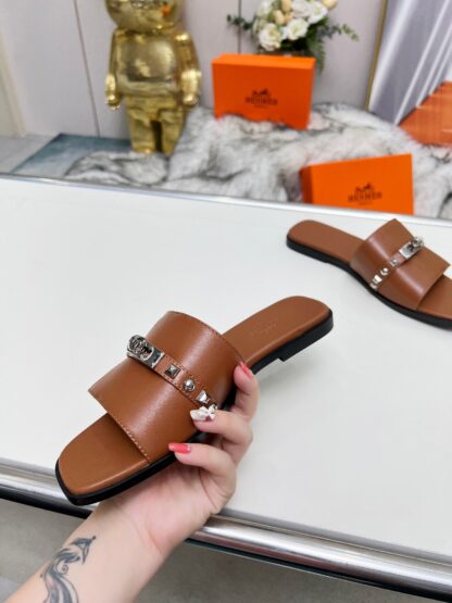 Hermès Spring/Summer new dark brown flat sandals with 1cm heel height - Image 2