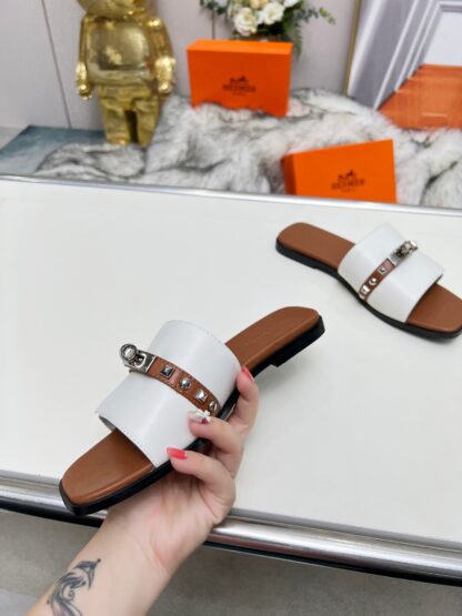 Hermès new spring and summer white and brown color matching flat sandals, heel height 1cm - Image 2