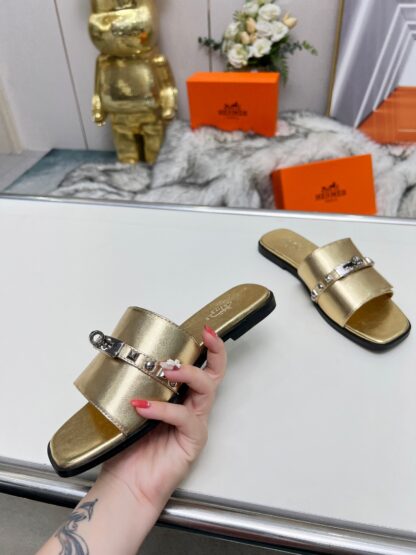 Hermès Spring and Summer new gold and silver buckle flat sandals, heel height 1cm - Image 2