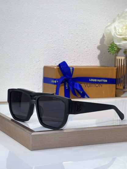 LOUIS VUITTON Fashion Sunglasses - Image 3
