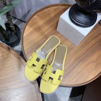 Hermès yellow lychee pattern handmade flat slippers - Image 2