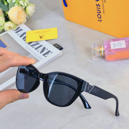 LOUIS VUITTON Fashion Sunglasses - Image 3