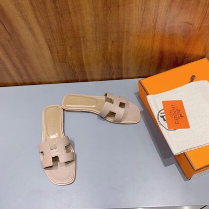 Hermès pink apricot classic lychee leather handmade flat slippers - Image 2