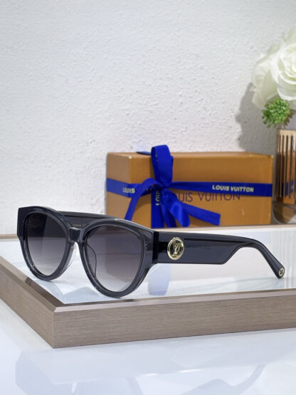 LOUIS VUITTON Fashion Sunglasses - Image 3