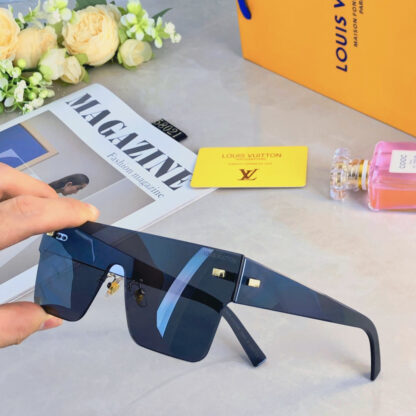 LOUIS VUITTON Fashion Sunglasses - Image 3