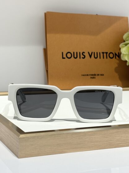 LOUIS VUITTON Fashion Sunglasses - Image 3