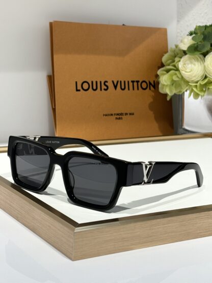 LOUIS VUITTON Fashion Sunglasses - Image 3