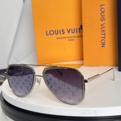 LOUIS VUITTON Fashion Sunglasses - Image 3