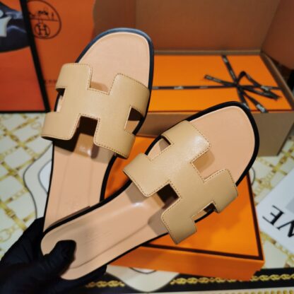 Hermès apricot handmade slippers - Image 2
