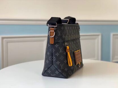 Louis Vuitton Besace Zippée Medium Handbag - Image 2
